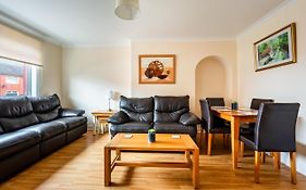 Scotia House -3 Bed House In Larkhall With Private Driveway